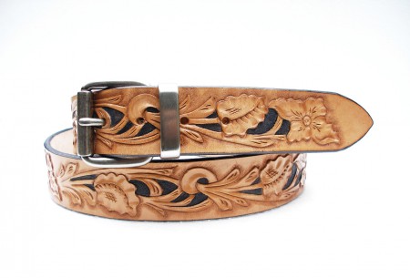 Kožený opasek vyřezávaný, barvený a vytepávaný.